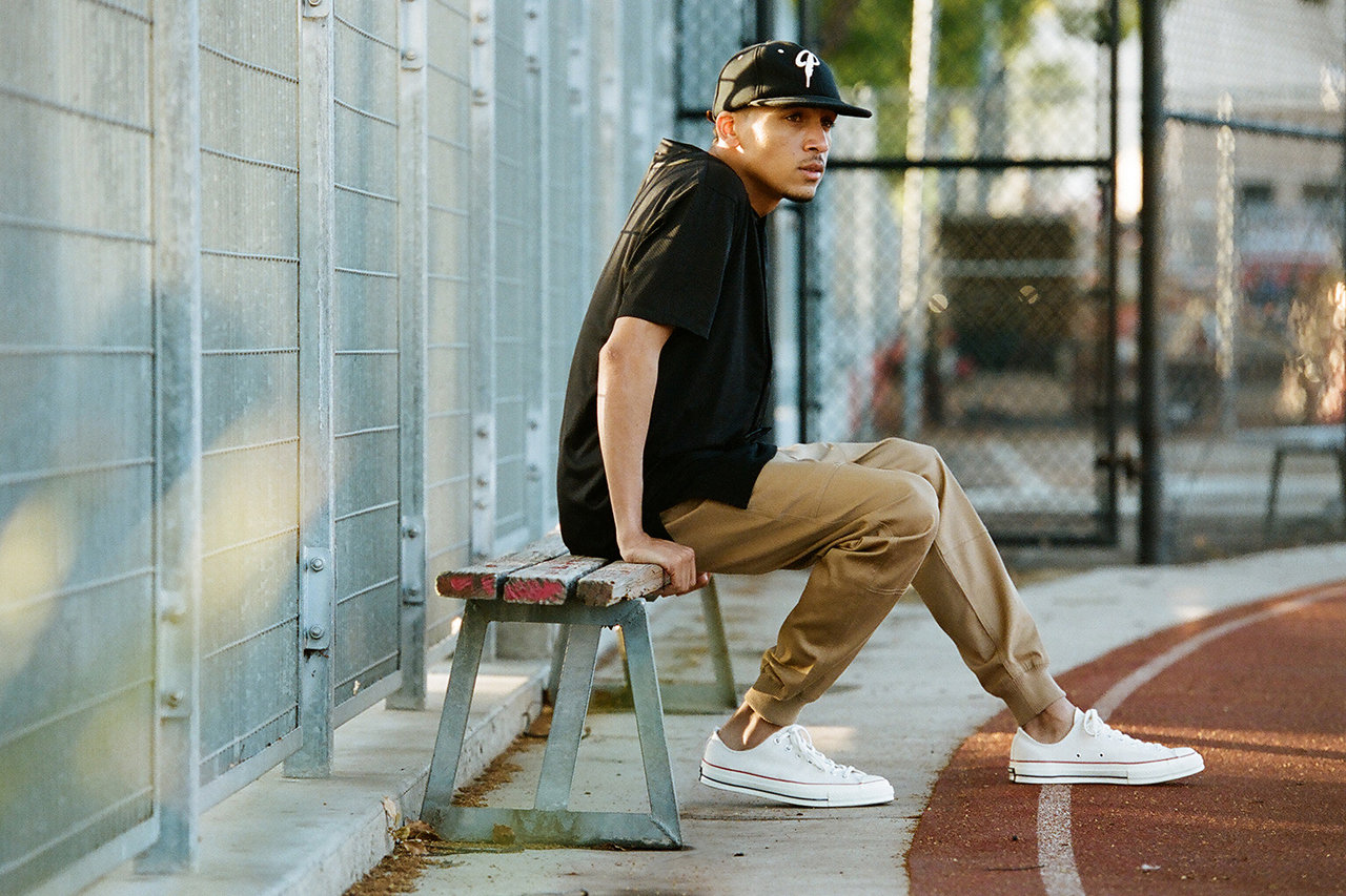 Мужик смотрит в штаны. Streetwear мужской. Streetwear стиль. Мужчина в джоггерах стиль. Streetwear штаны