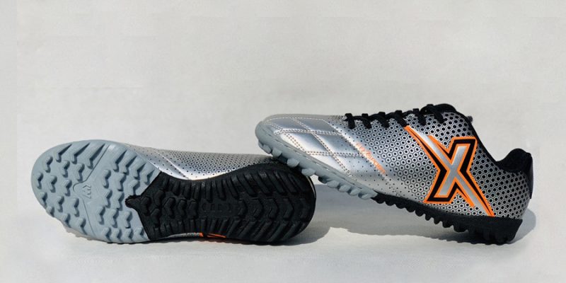 Giày bóng đá nhân tạo fex màu bạc