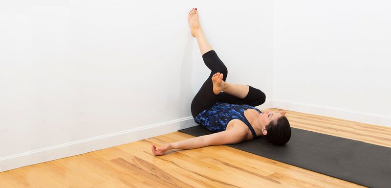 Bài tập yoga kỳ diệu dựa chân vào tường