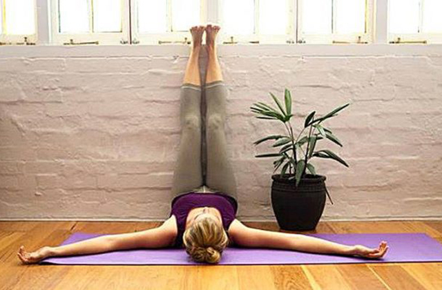 Bài tập yoga kỳ diệu dựa chân vào tường