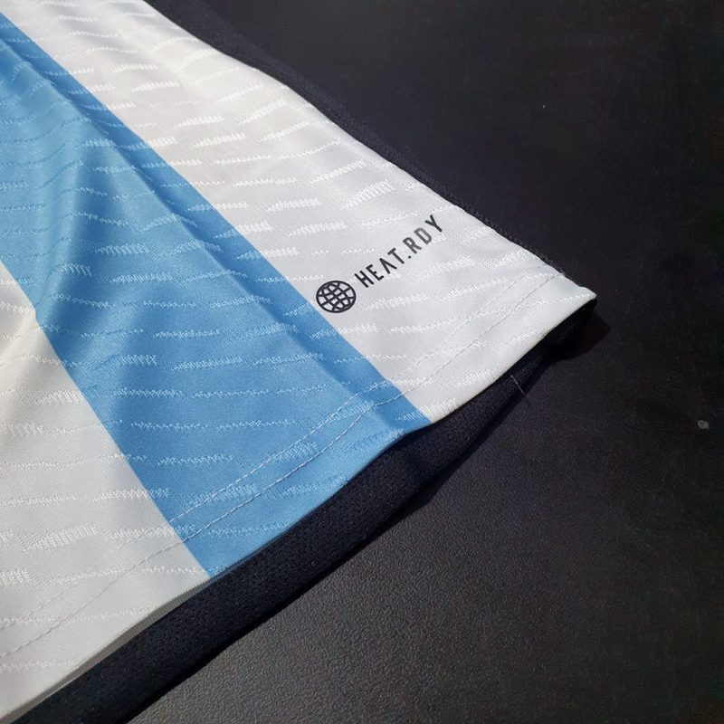 Đuôi áo argentina sọc xanh trắng sân nhà với logo công nghệ Heat dry màu đen