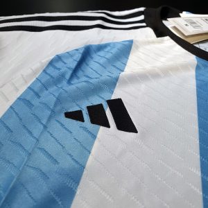 Áo argentina sọc xanh trắng logo adidas màu đen 3 đường kẻ sọc màu đen và cổ áo màu đen