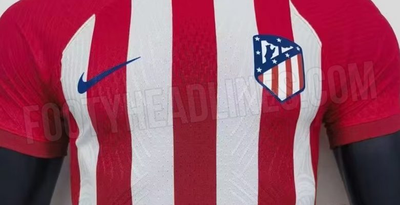 mặt trước ngực của áo với các đường kẻ sọc đỏ - trắng song song, logo swoosh ở ngực phải và logo atletico madrid ở ngực trái