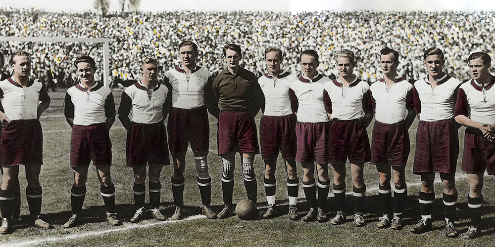 hình ảnh các cầu thủ bayern munich mặc áo bóng đá Bayern Munich màu trắng vai và tay áo màu đỏ đang đứng hàng ngang xếp hàng chụp ảnh lưu niệm