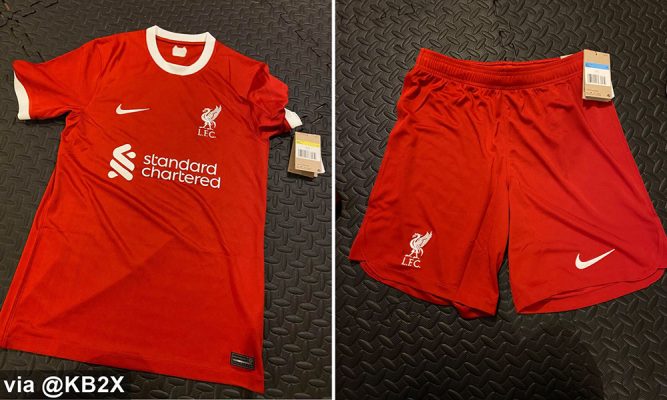áo quần đội tuyển Liverpool màu đỏ, áo nằm bên trái và quần nằm bên phải